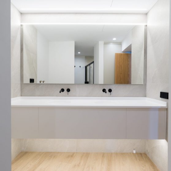 Piso León y Castillo baño
