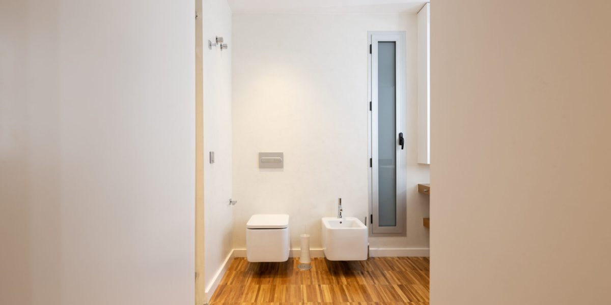 Piso Plazoleta de Perón baño
