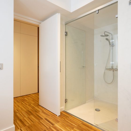 Piso Plazoleta de Perón baño