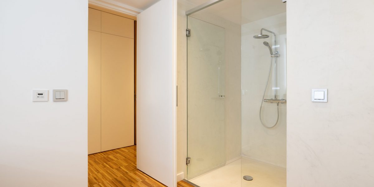 Piso Plazoleta de Perón baño