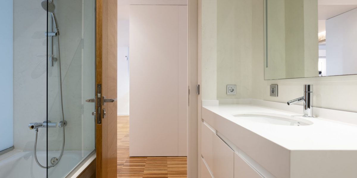 Piso Plazoleta de Perón baño