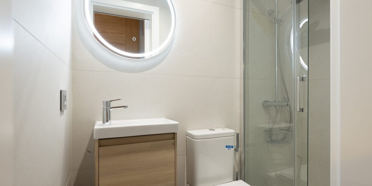Piso Plazoleta de Perón baño